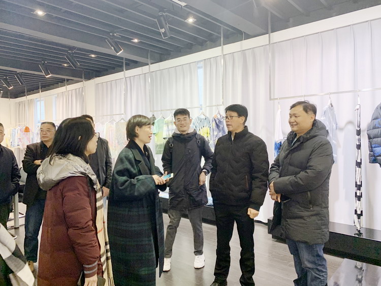 中國紡織品進(jìn)出口商會、海安市商務(wù)局領(lǐng)導(dǎo)一行來訪華藝調(diào)研.jpg
